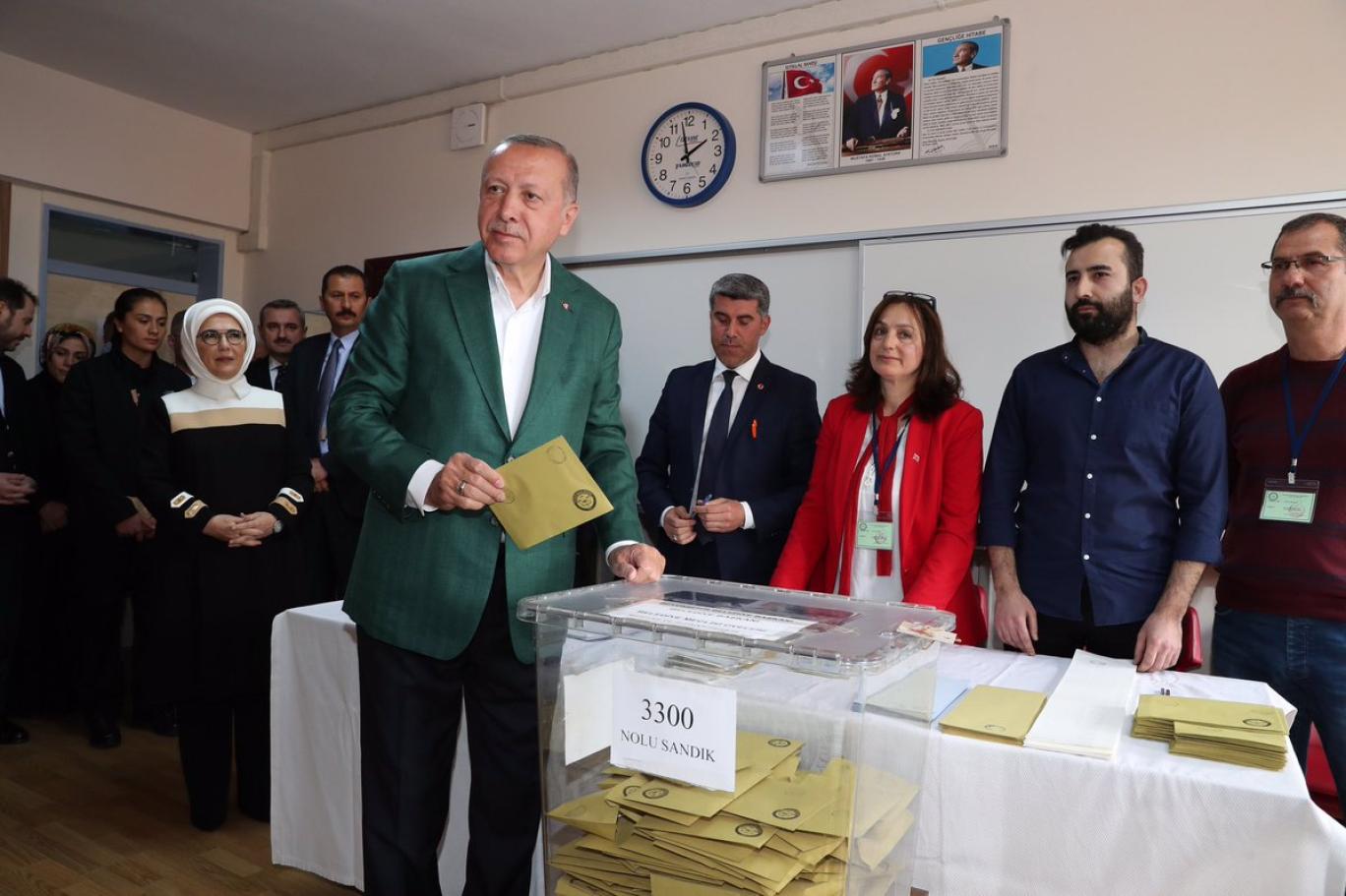 Cumhurbaşkanı Recep Tayyip Erdoğan, 31 Mart Mahalli İdareler Genel Seçimleri için oyunu Üsküdar Saffet Çebi Ortaokulu'nda kullanmıştı / Fotoğraf: Twitter @AK Parti