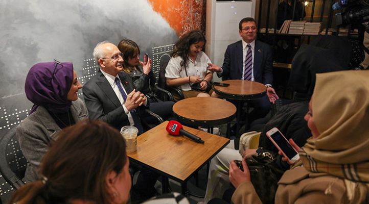 Kılıçdaroğlu ve İmamoğlu Konya'da bir Cafe'de gençlerle sohbet ediyor.